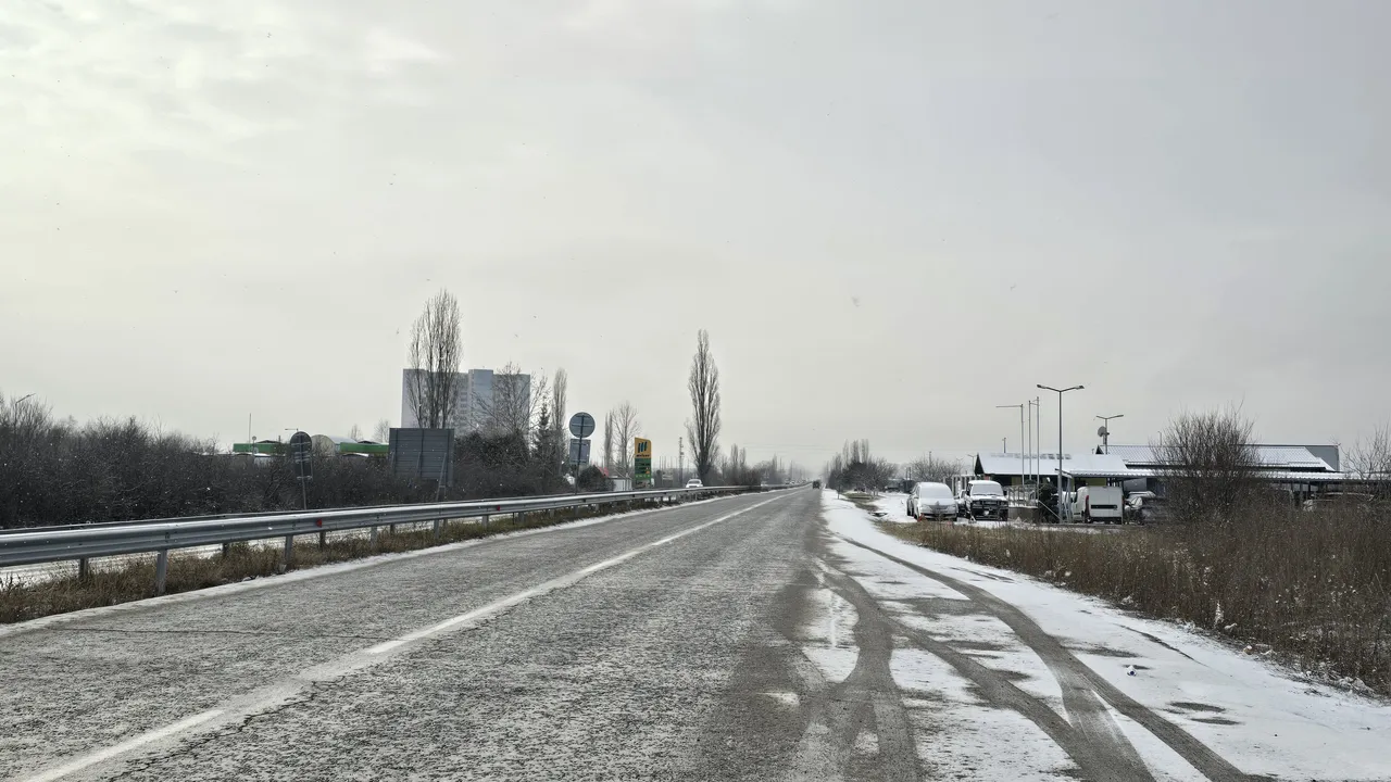 Тир блокира движението и в двете посоки на пътя Мездра-Ботевград при Лютидол