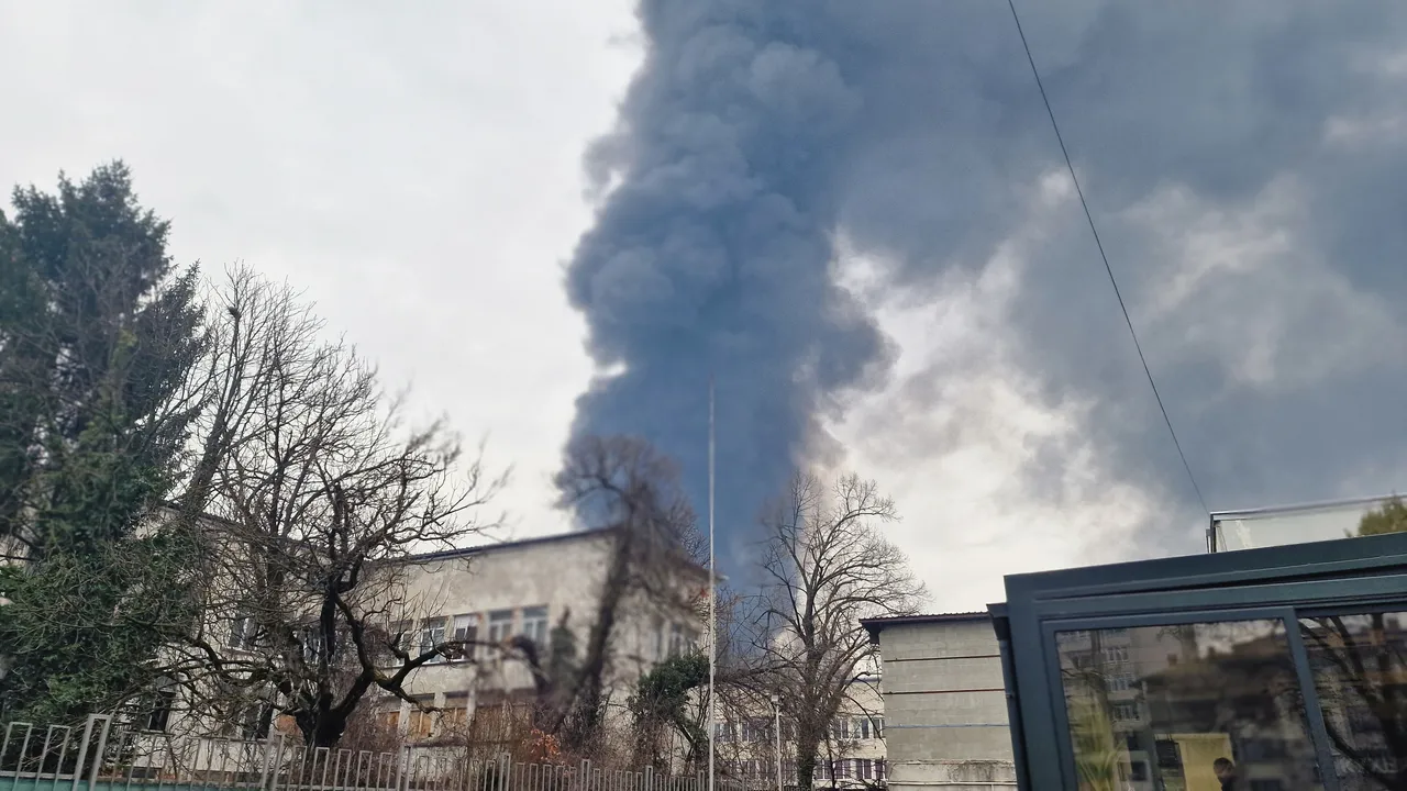 Гори пожар в склад за текстилни материали на ул. „Академик Ангел Балевски“ в Троян