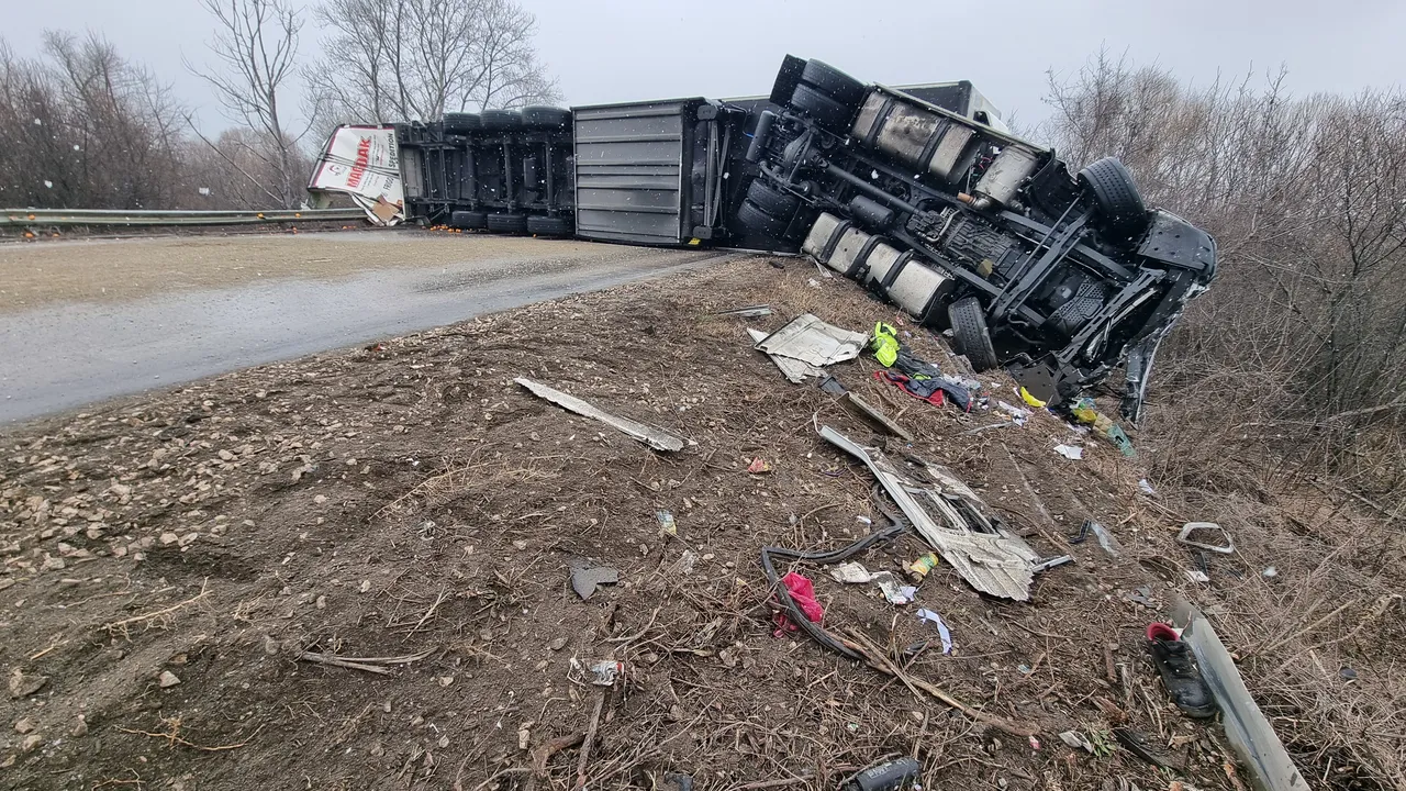Камион се обърна в дере, шофьорът загина