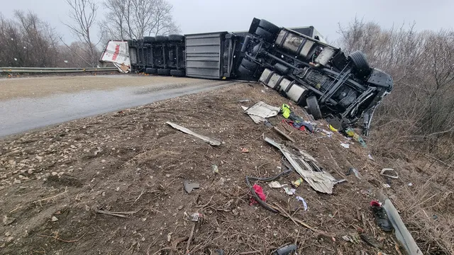 Камион се обърна в дере, шофьорът загина