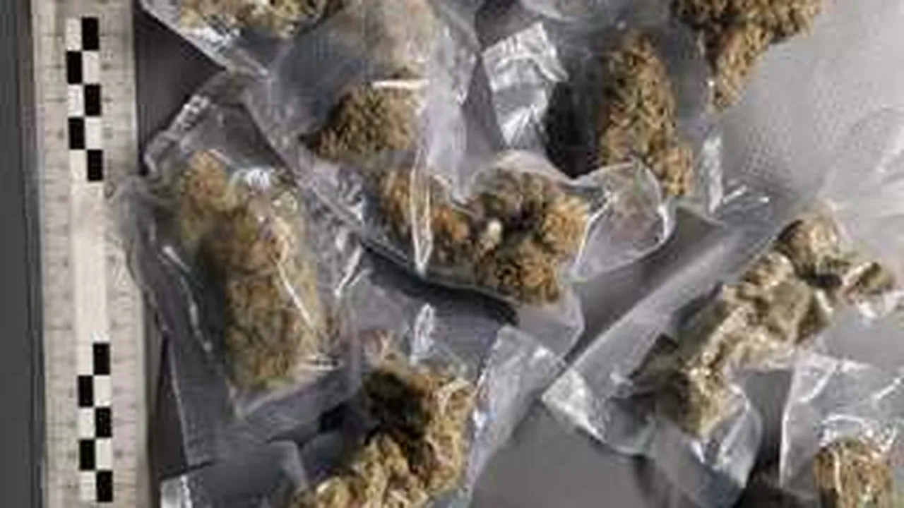 Ученик продавал дрога, открили 230 евро и 220 лв. у него