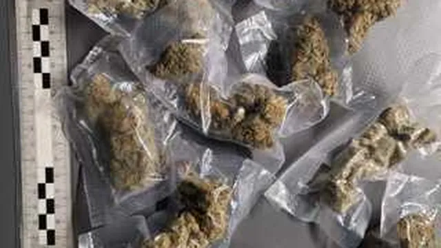 Ученик продавал дрога, открили 230 евро и 220 лв. у него