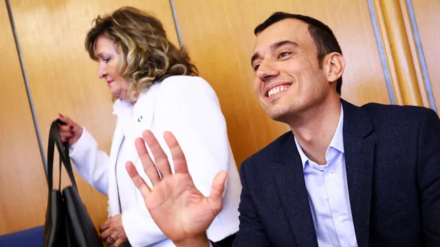 Васил Терзиев докладва на Общинския съвет за кризата с боклука в София