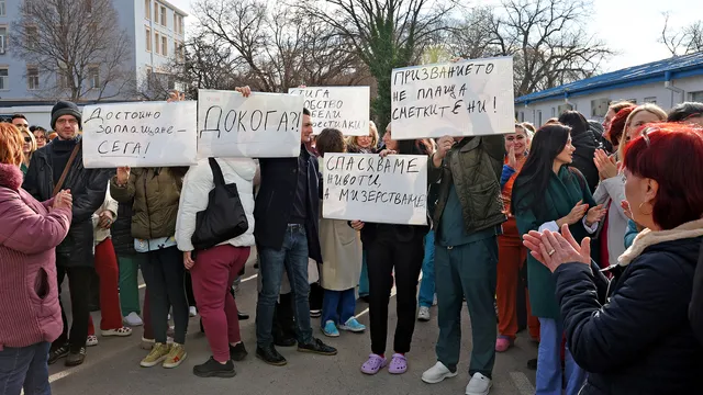Медици от "Света Анна" във Варна излязоха на протест за заплати