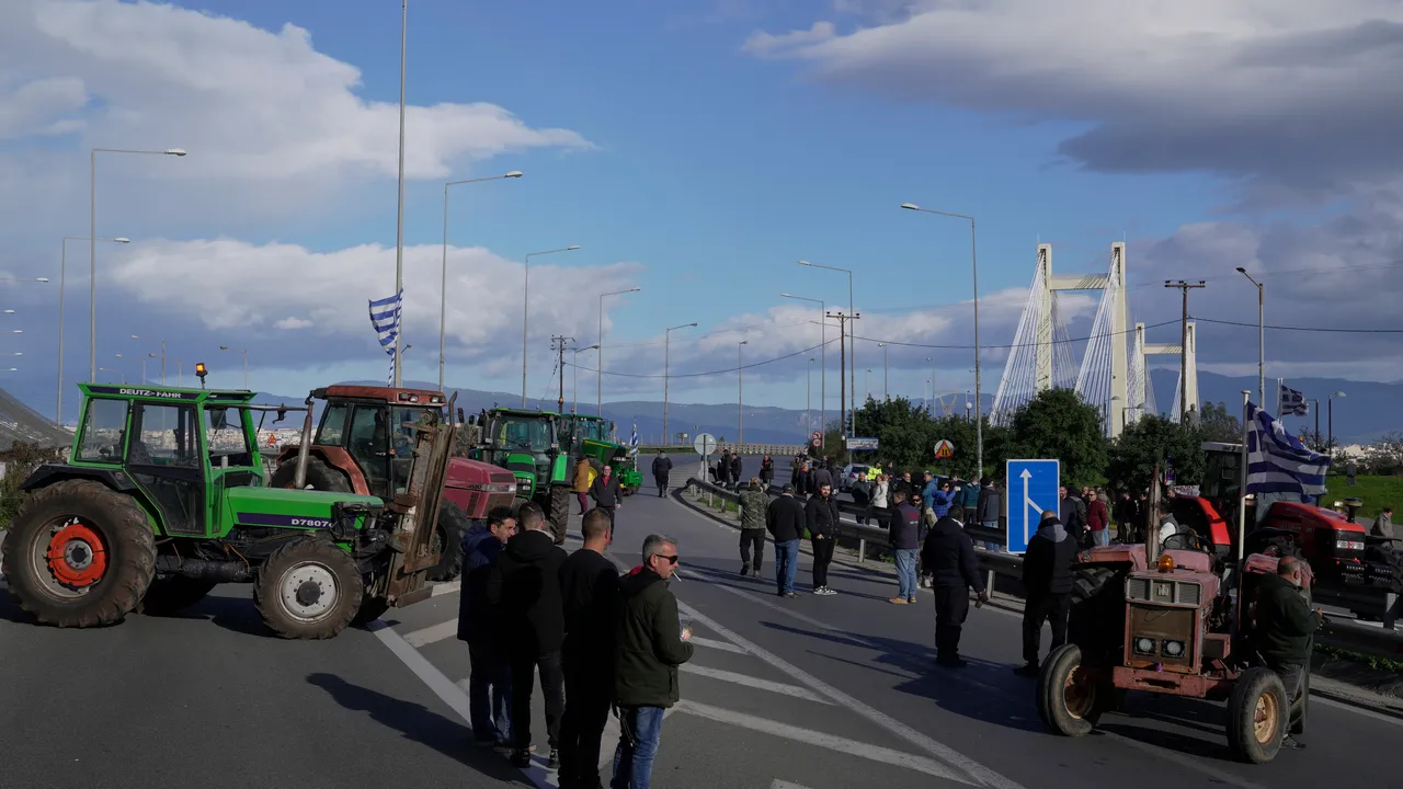 Гръцките фермери разхлабват блокадите в очакване на срещата с премиера Мицотакис