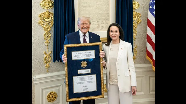 Мачадо подари на Тръмп Нобела си за мир. Той на нея - торбичка с автограф