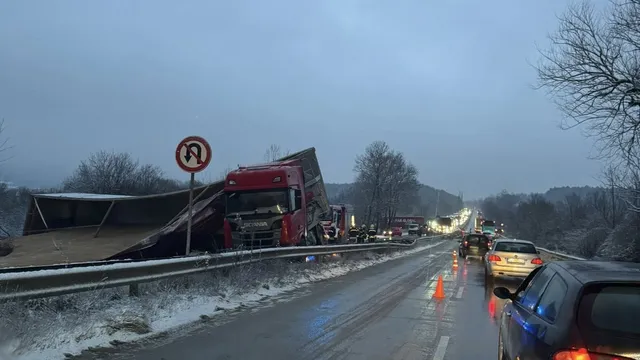 Тир се обърна на пътя Враца – Мездра, движението е пренасочено (ВИДЕО)