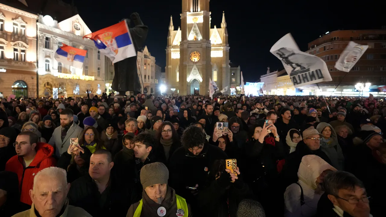 Хиляди студенти изпълниха Нови Сад с протест „Какво означава победата“