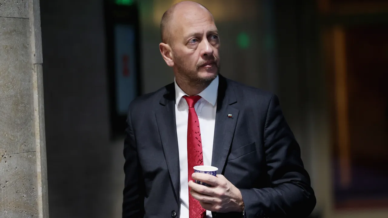 Депутат от „Възраждане“ сезира КЕВР за хроничните проблеми с тока в Нови Искър