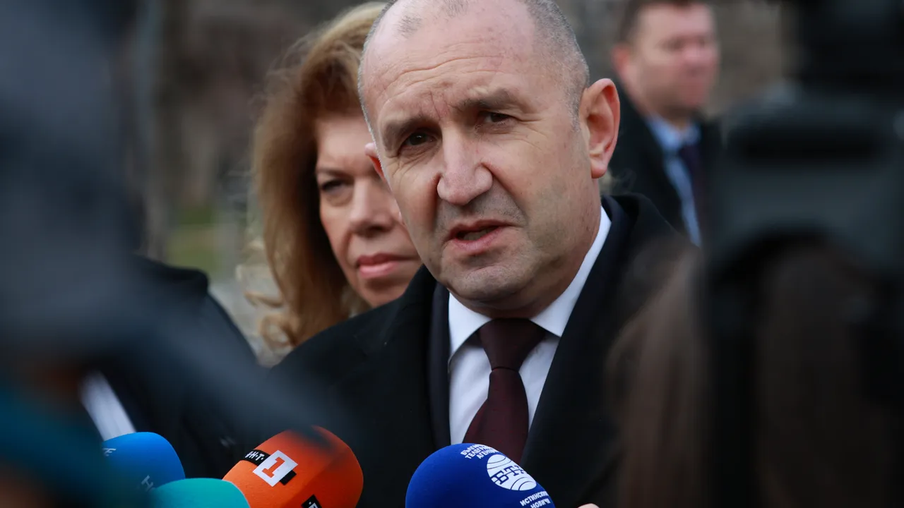 Радев на прага на партийния терен: стратегия на очакването и електорална вълна