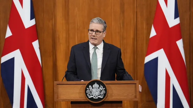 Стармър призова за спокоен диалог за Гренландия и критикува тарифните заплахи на Тръмп