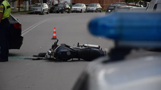 След удар в камион мотоциклетист умира на място