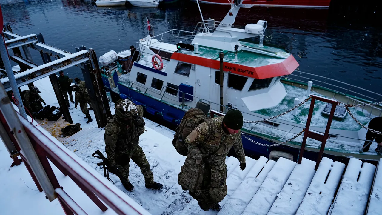 Двамата нидерландски офицери напуснаха Гренландия след приключване на мисията си