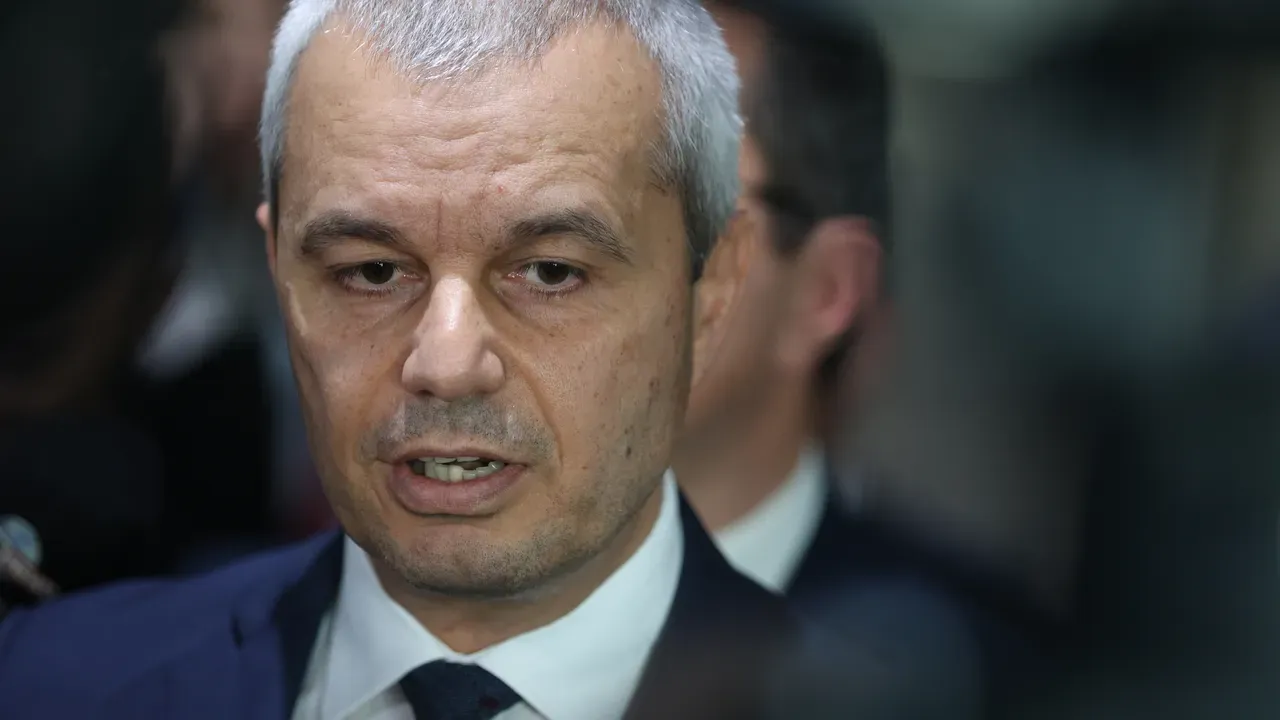 Костадинов след оставката на Радев: С нетърпение очаквам бившия президент на предизборните дебати