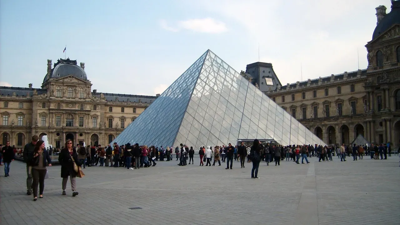 Първи кадри от обира в Лувъра показват дръзките крадци на бижута (ВИДЕО)