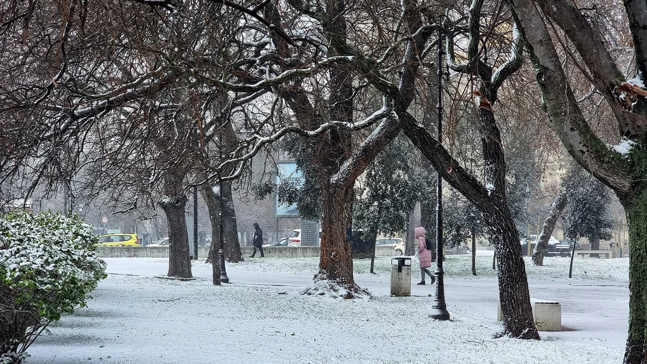 Облачно време, сняг и минусови температури ни очакват утре