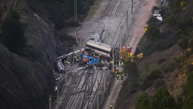 Нова трагедия на релсите в Испания: влак се удари в срутена стена