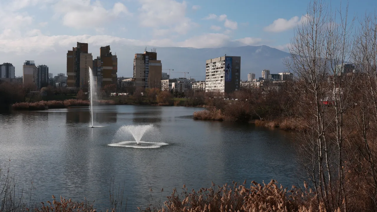 Покачване на температурите утре и по-малко облаци в Западна България