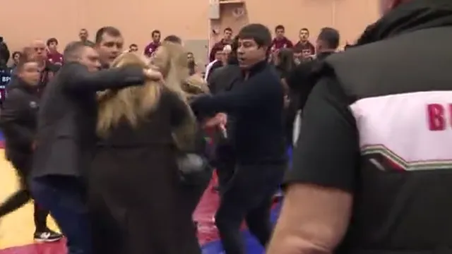 Състезание по борба: борец изрита съдийска маса, съдийка отвърна с юмрук, а майка влезе в ринга