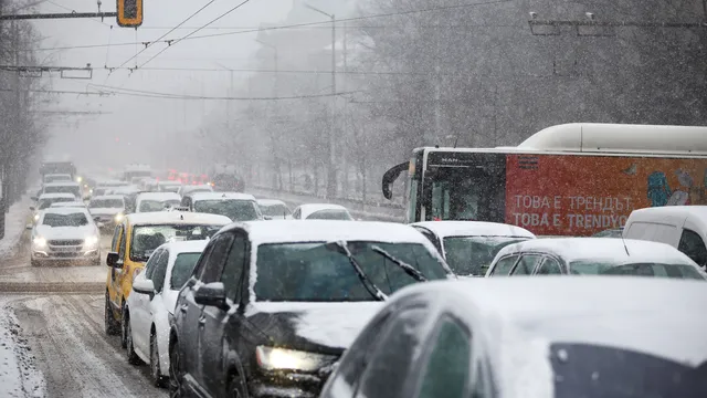 Столична община: 105 снегорина са на терен, градският транспорт се движи по график