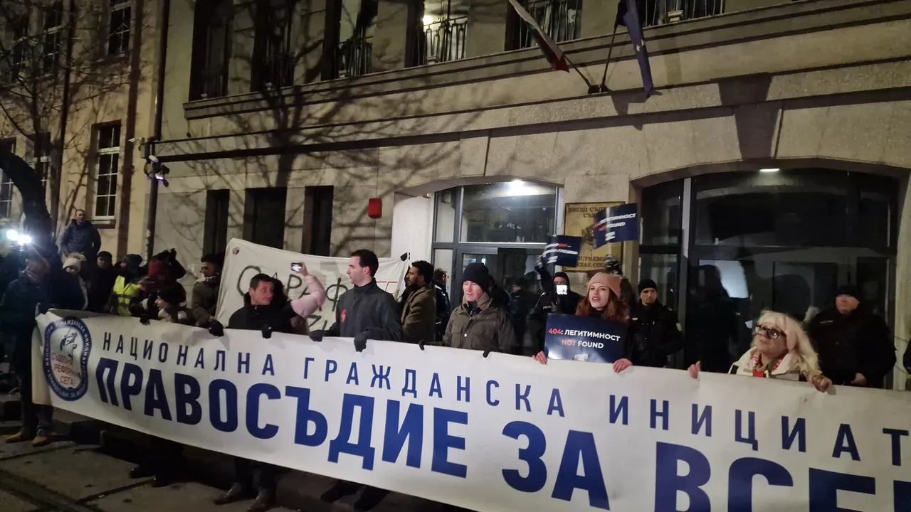 Граждани се събраха на протест пред ВСС с искане на оставката на Борислав Сарафов