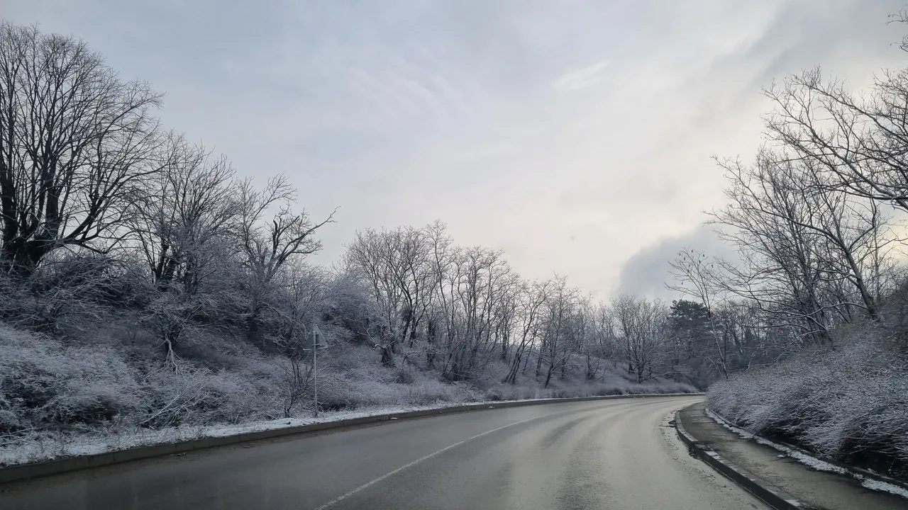 АПИ: 475 снегопочистващи машини обработват настилките по републиканските пътища