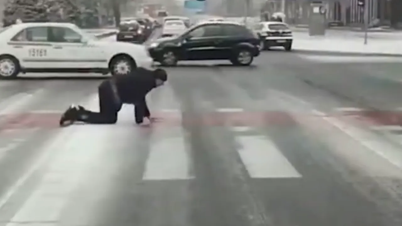 Пешеходец „на четири крака“: ледът превърна улиците на Скопие в изпитание