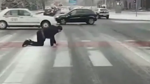 Пешеходец „на четири крака“: ледът превърна улиците на Скопие в изпитание