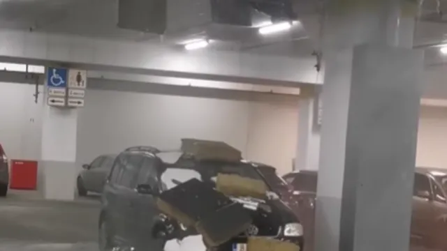 Опасен инцидент в хипермаркет: рухнал таван върху кола (ВИДЕО)