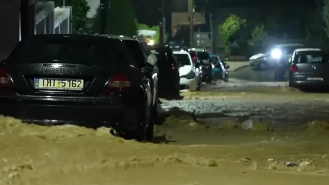 Смъртоносно време в Гърция: двама загинали (ВИДЕО)