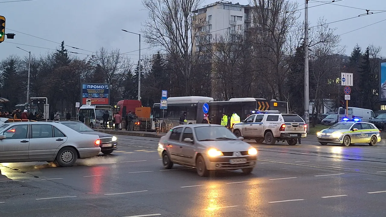 Аварирал автобус блокира движение в центъра на София