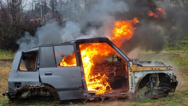 Мъж подпалил колата на жена си и сигнализирал полицията