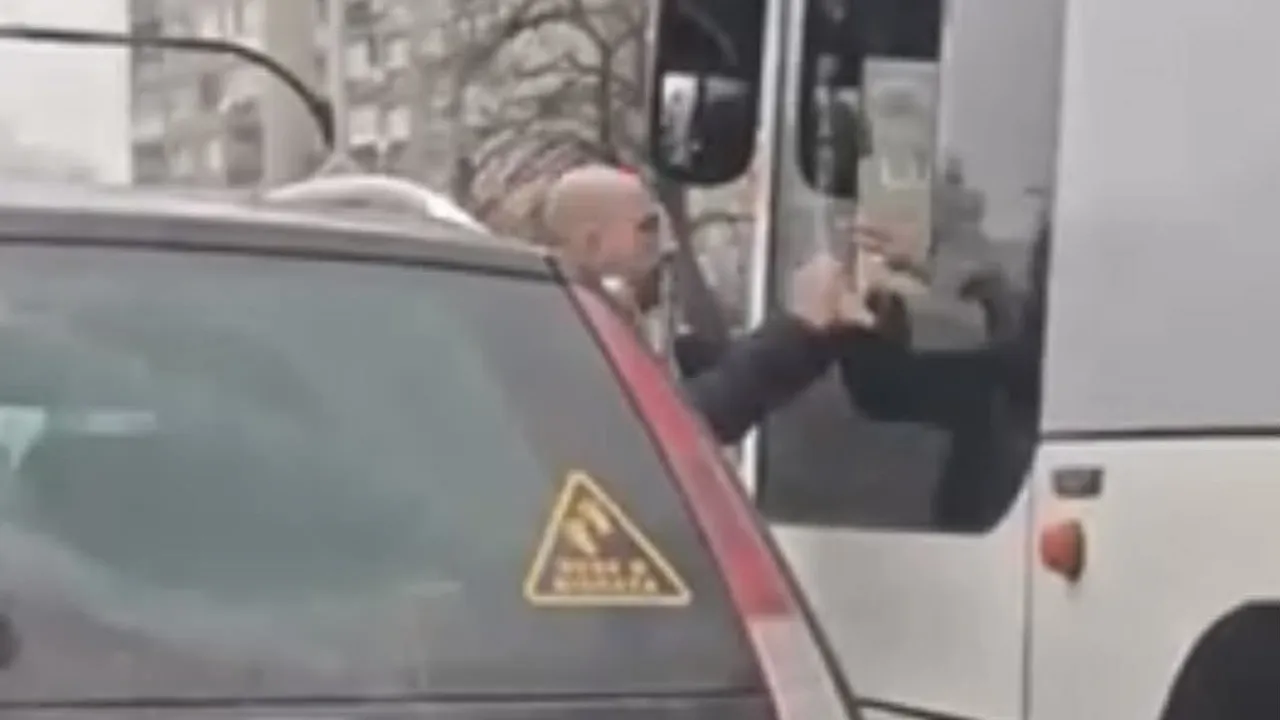 Изнервени на пътя: Отново бой между шофьори (ВИДЕО)