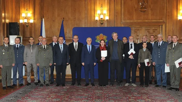 Запрянов награди с медали учени от военноисторическата наука