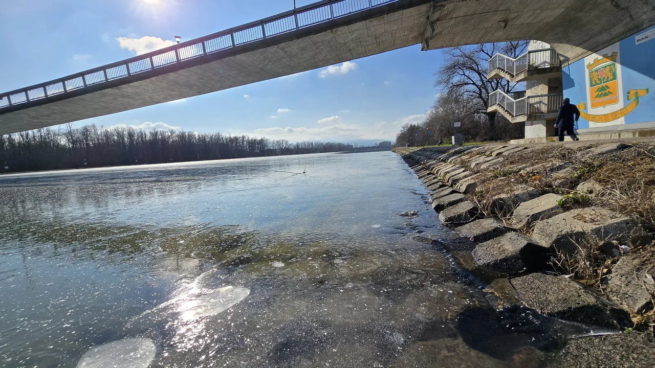 Минувачи спасиха жена, паднала в Гребния канал в Пловдив