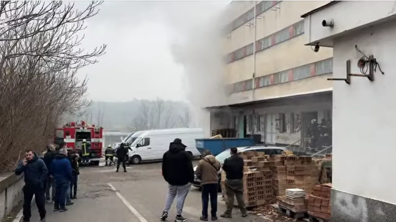 Пожар в склад в индустриалната зона на Хасково