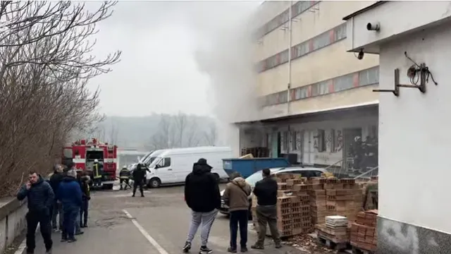 Пожар в склад в индустриалната зона на Хасково