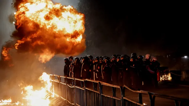 Водни оръдия и газ в Тирана: протест с искане оставката на Еди Рама