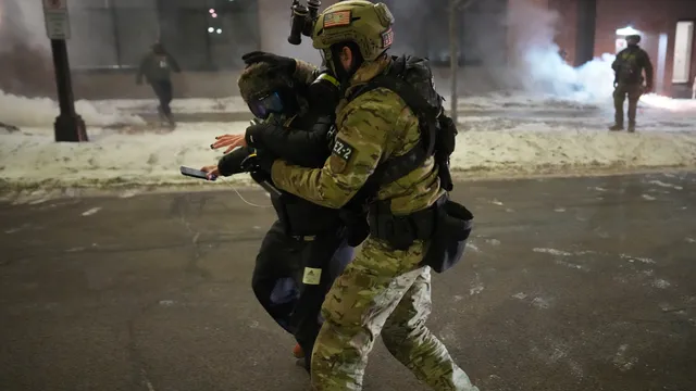 След смъртоносната стрелба в Минеаполис: федералните власти се отдръпват, щатът Минесота поема разследването