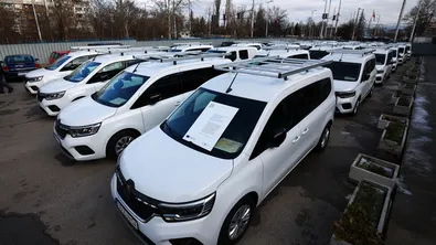 Мъж спа под колата си, за да опази табелите