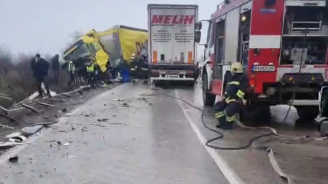 Загинал в катастрофа между три камиона край с. Дунавци