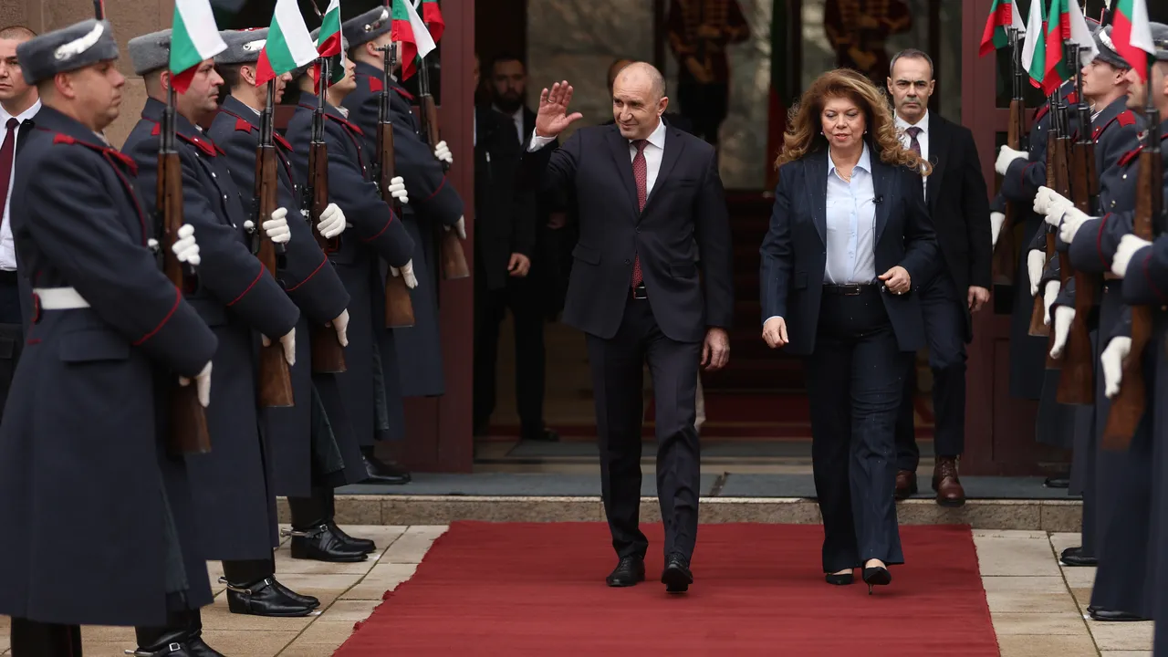 Седем души от екипа на Румен Радев напускат президентството - Копринков остава