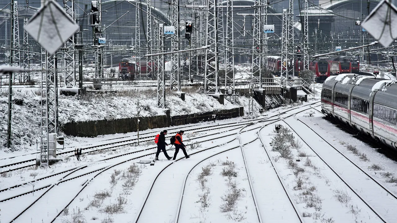 Зимната буря в Германия направи немислимото - Deutsche Bahn закъсня