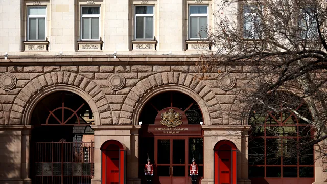 Първи разговори за съставяне на служебен кабинет - Назарян отива при Йотова