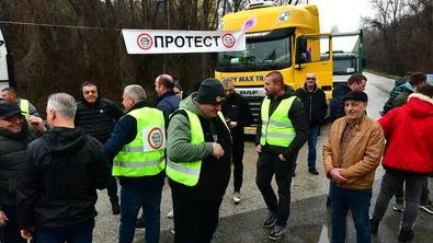 Втори ден ТИР-ове блокират границата към България от Северна Македония и Сърбия