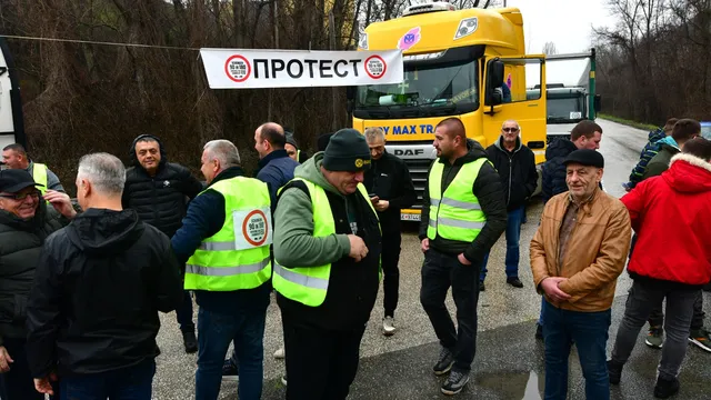 Втори ден ТИР-ове блокират границата към България от Северна Македония и Сърбия