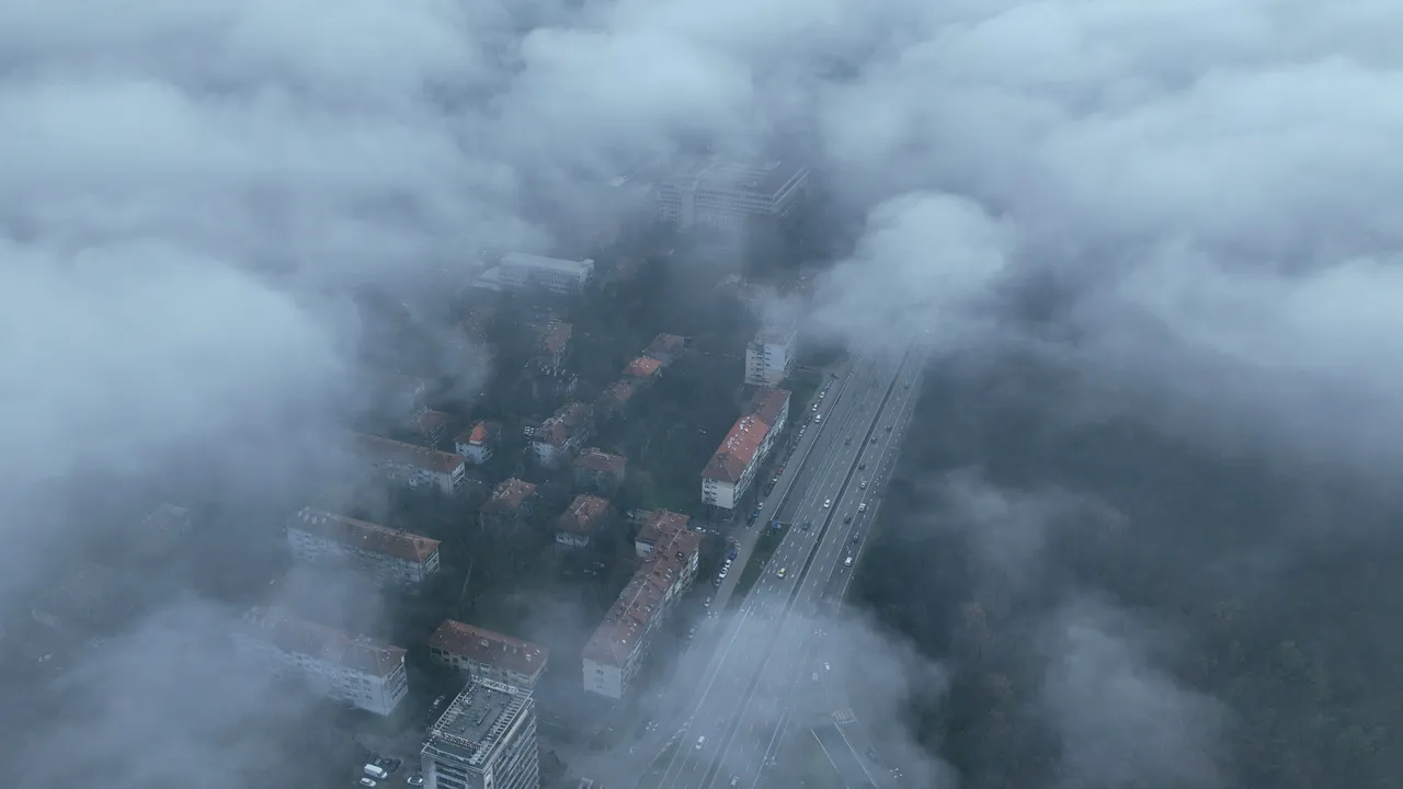 Намалена видимост заради мъгла в няколко области