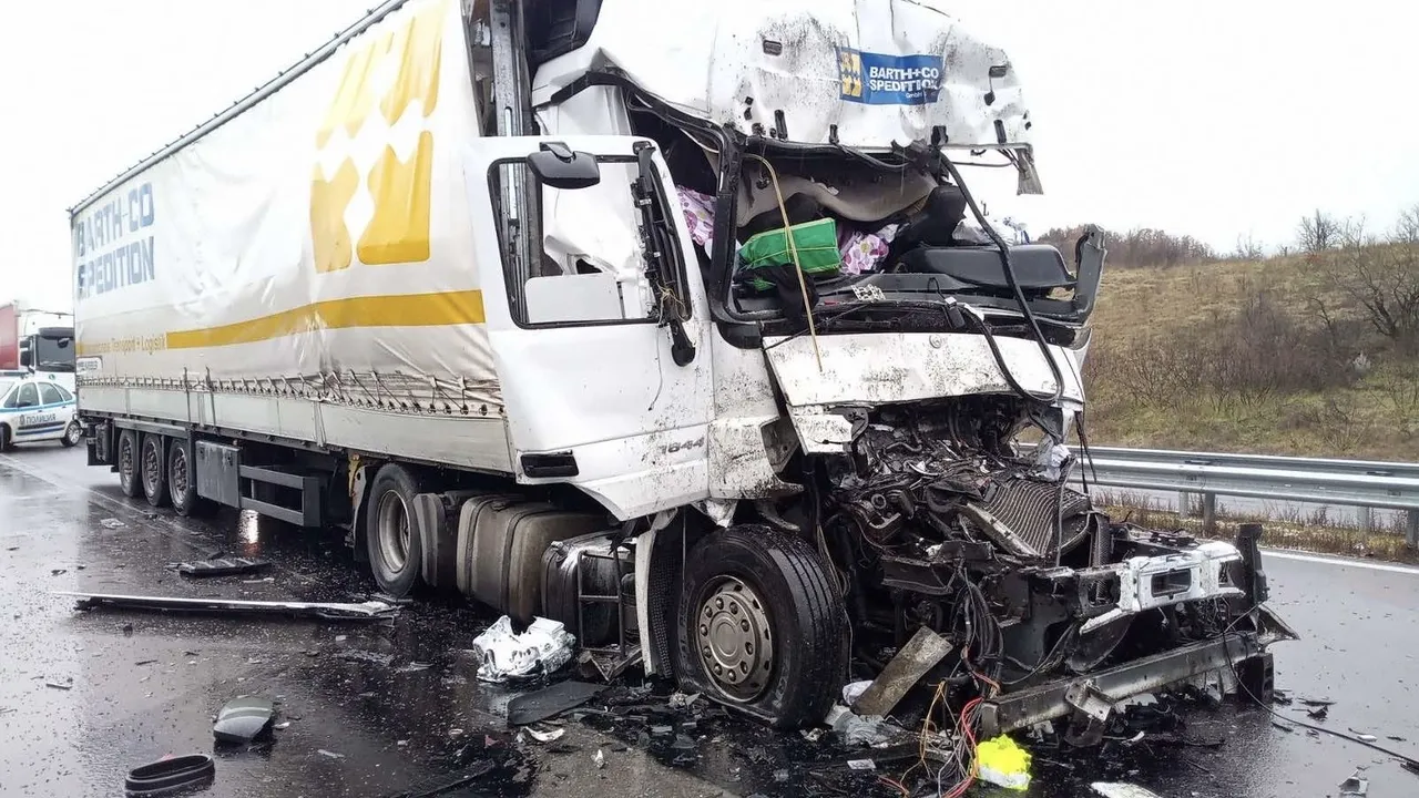 Шофьор загина след като камион се заби в тирове на "Капитан Андреево" (СНИМКИ)