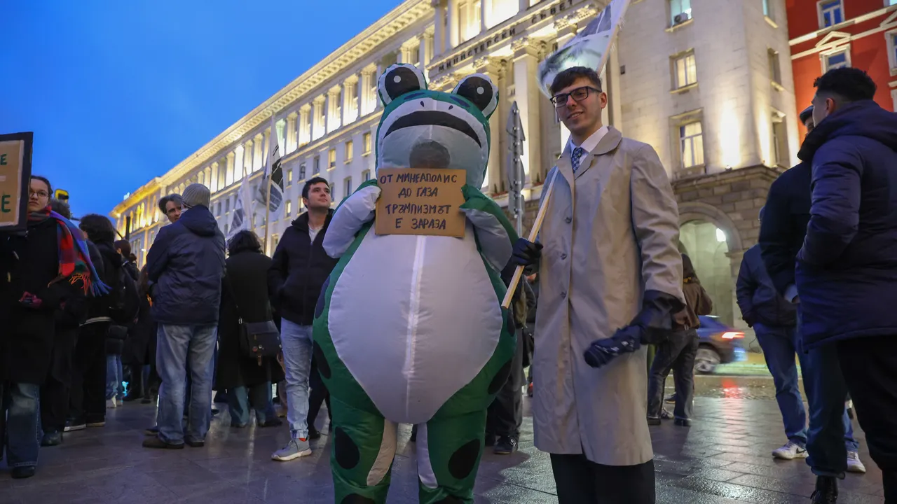 Протест пред парламента срещу участието на България в Съвета за мир