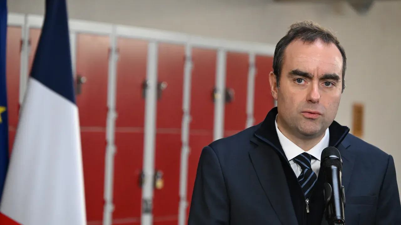 Френското правителство "прескочи" още един вот на недоверие